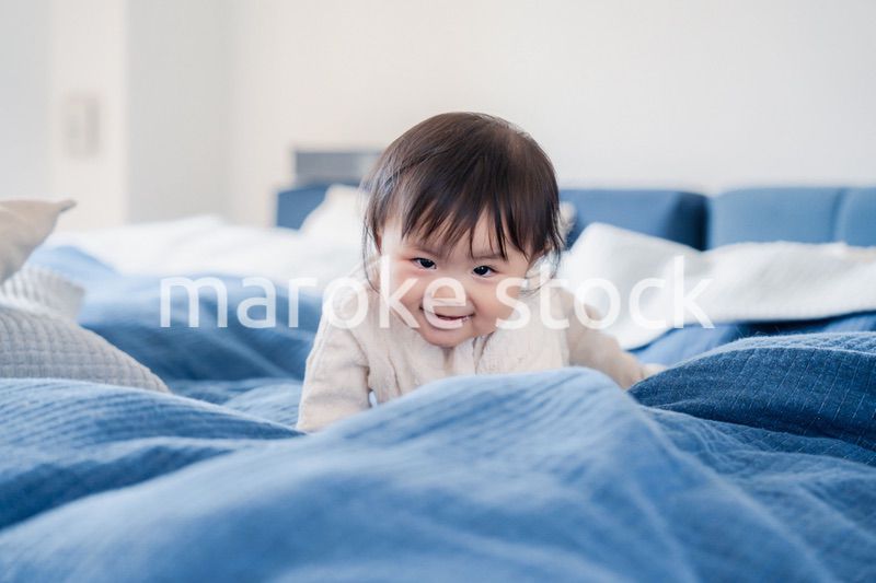 ベッドで遊ぶ赤ちゃん