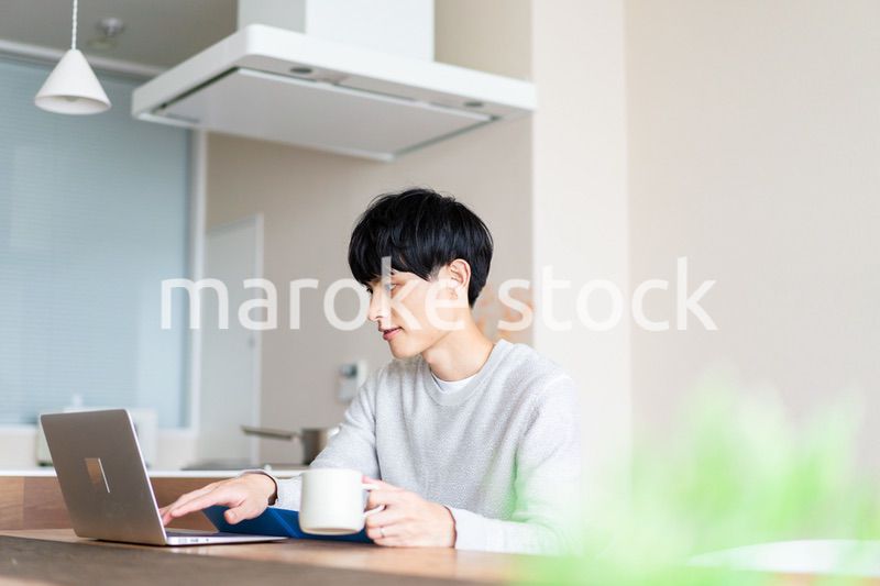 自宅でリモートワークをする男性