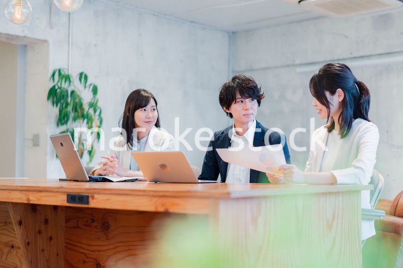 議論する若いビジネスパーソン