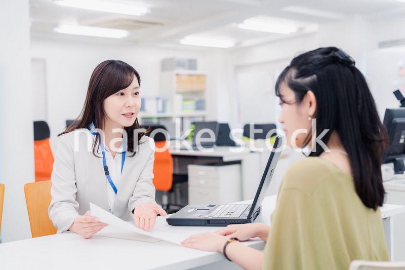 窓口で対応をする女性