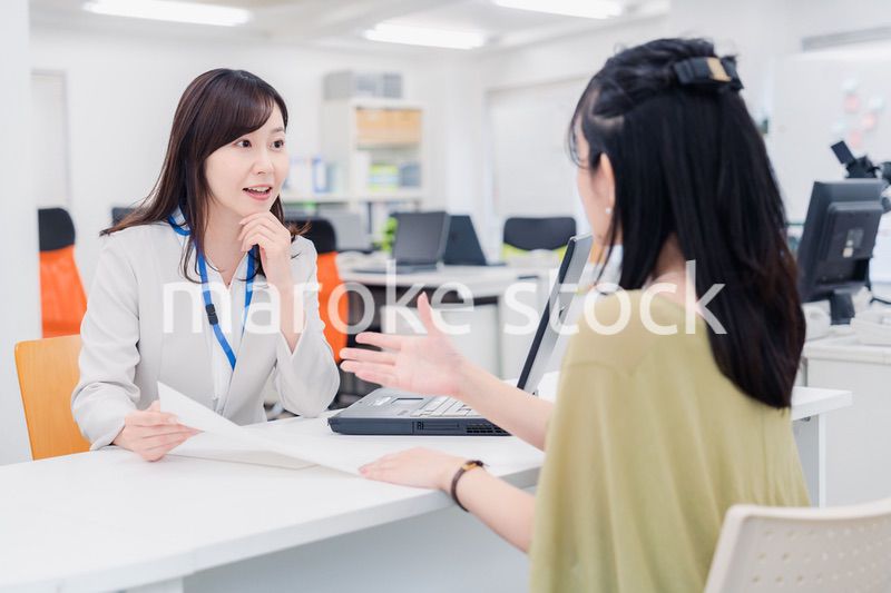 窓口で対応をする女性