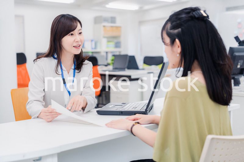 窓口で対応をする女性