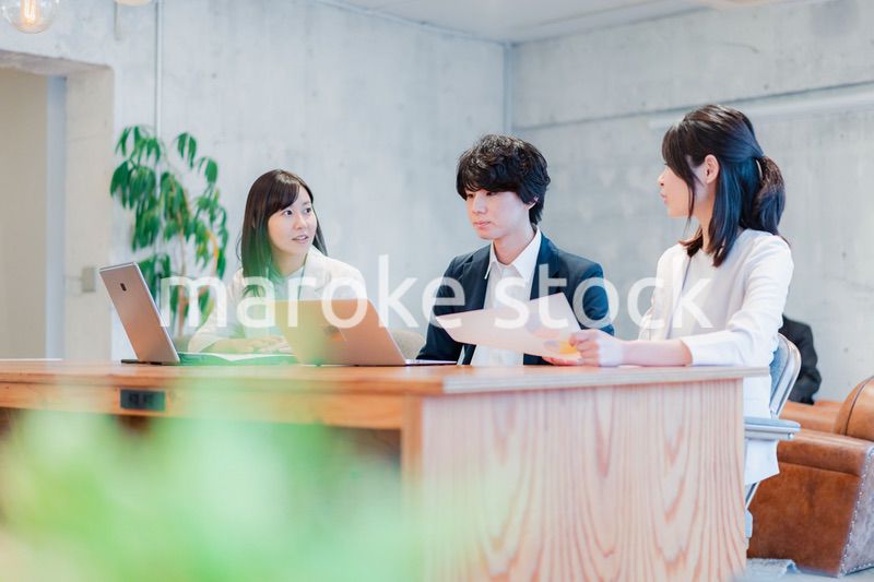 議論する若いビジネスパーソン