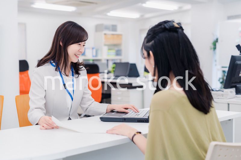 窓口で対応をする女性