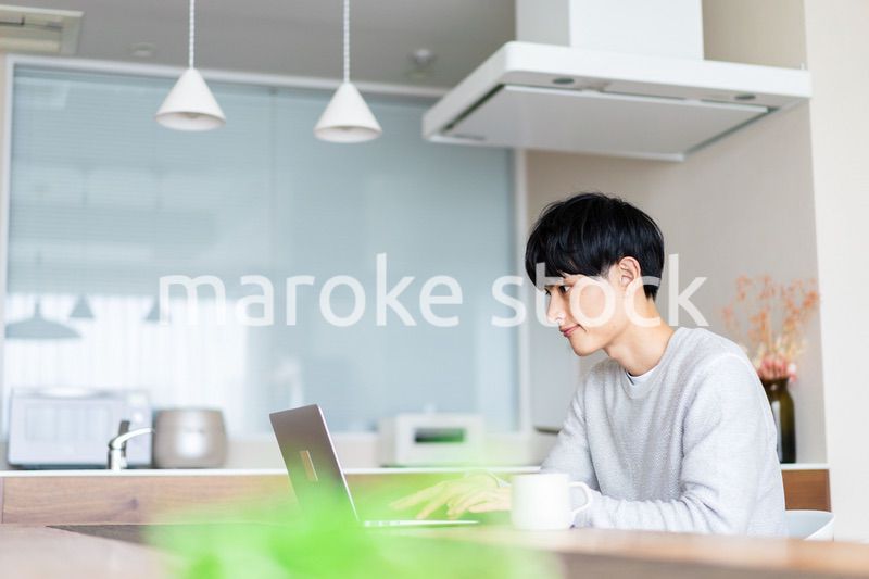 自宅でリモートワークをする男性