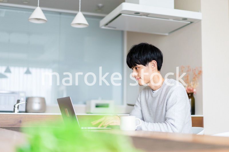 自宅でリモートワークをする男性