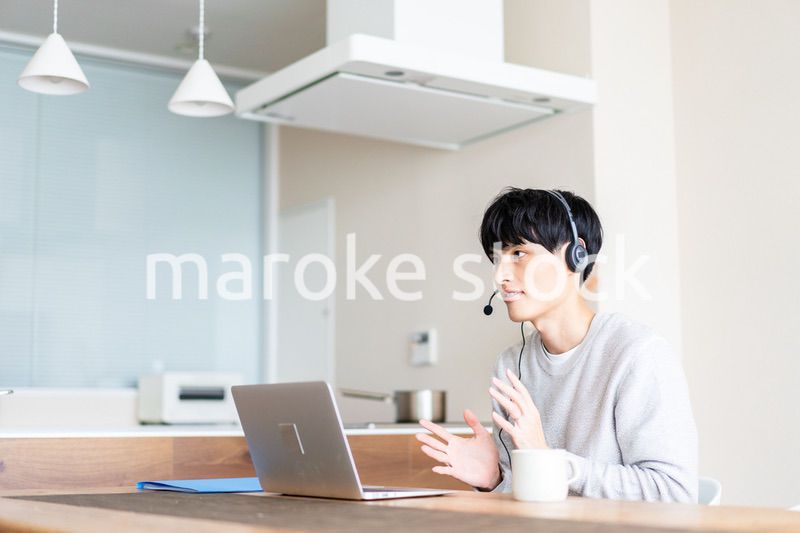 自宅でリモートワークをする男性