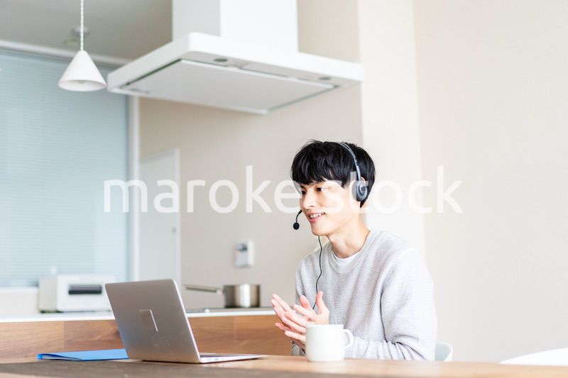 自宅でリモートワークをする男性