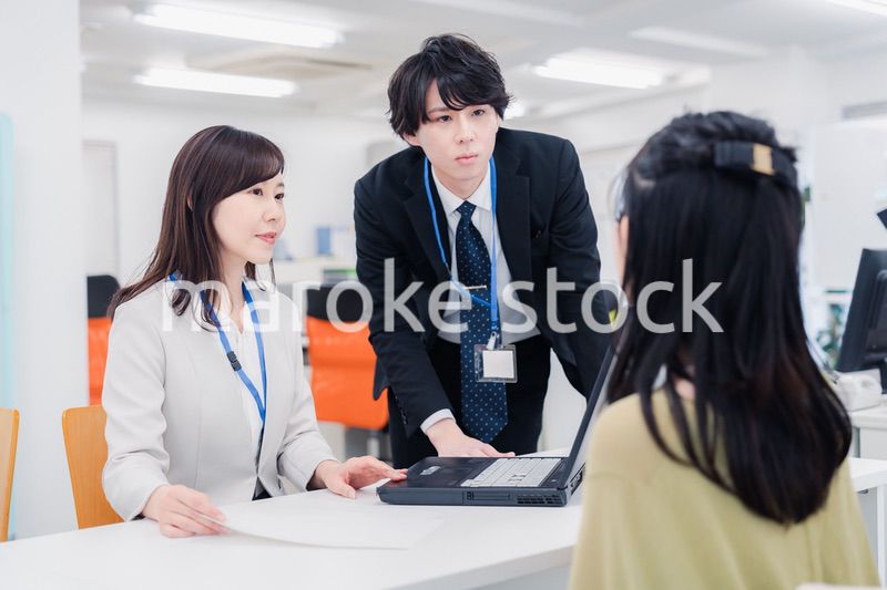 オフィスで楽しく働くビジネスパーソン