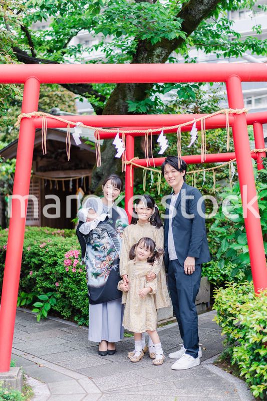 赤ちゃんとお宮参りをする家族