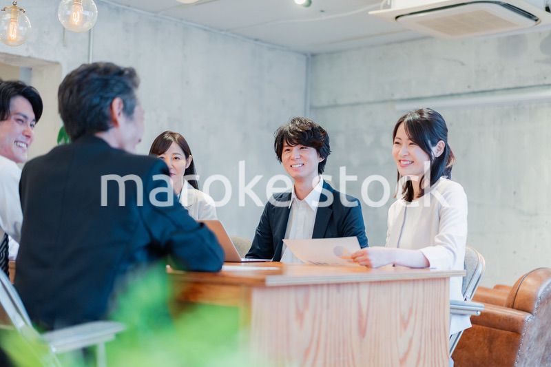 笑顔で会議をするビジネスパーソン