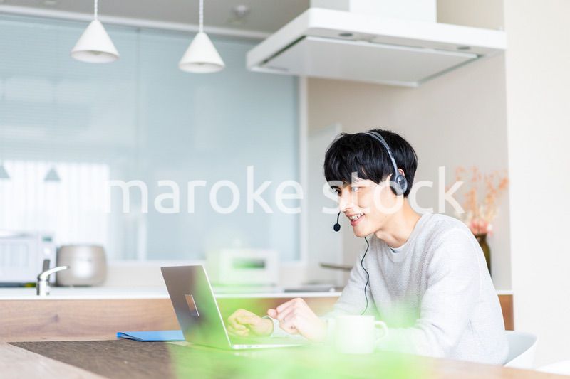 自宅でリモートワークをする男性