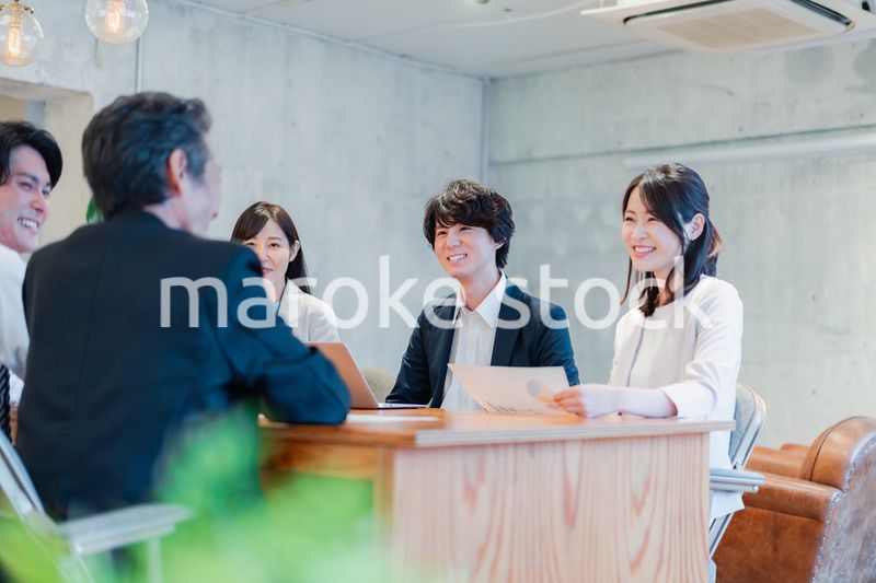 笑顔で会議をするビジネスパーソン