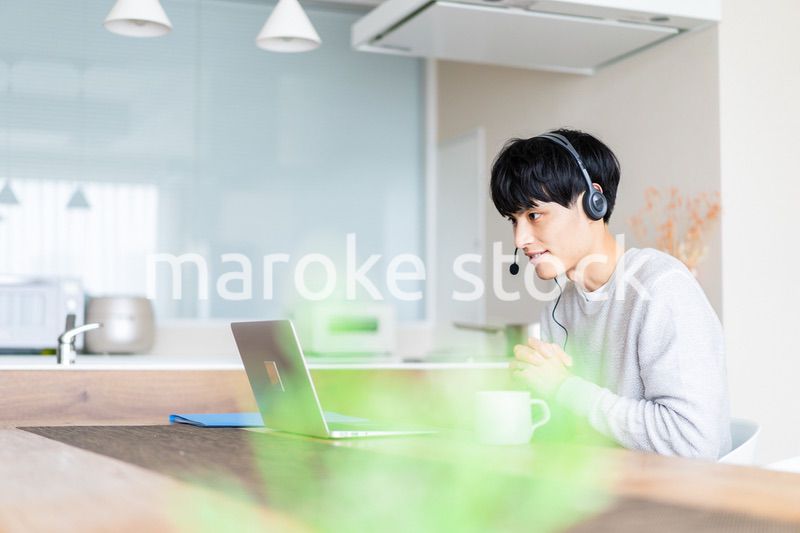 自宅でリモートワークをする男性