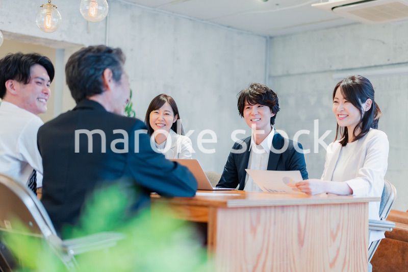 笑顔で会議をするビジネスパーソン