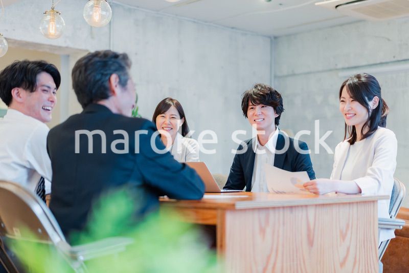 笑顔で会議をするビジネスパーソン