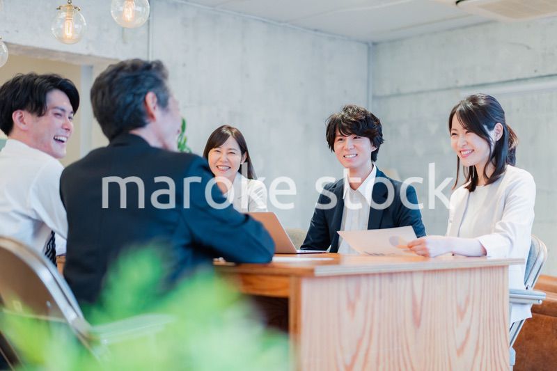 笑顔で会議をするビジネスパーソン