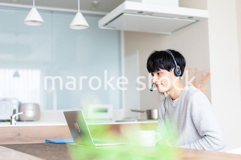 自宅でリモートワークをする男性