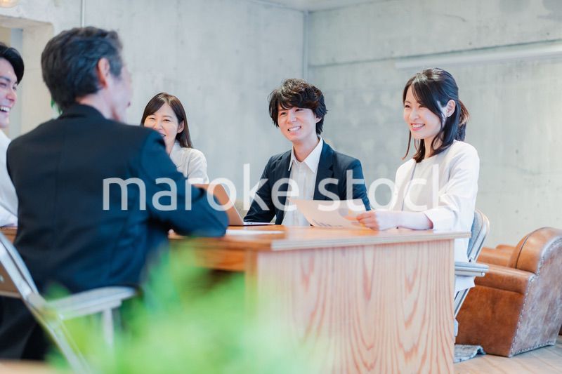 笑顔で会議をするビジネスパーソン