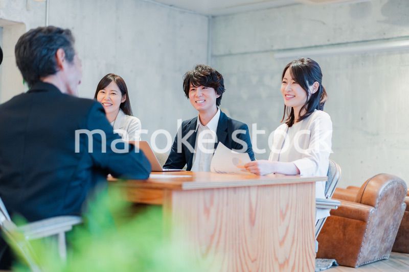 笑顔で会議をするビジネスパーソン