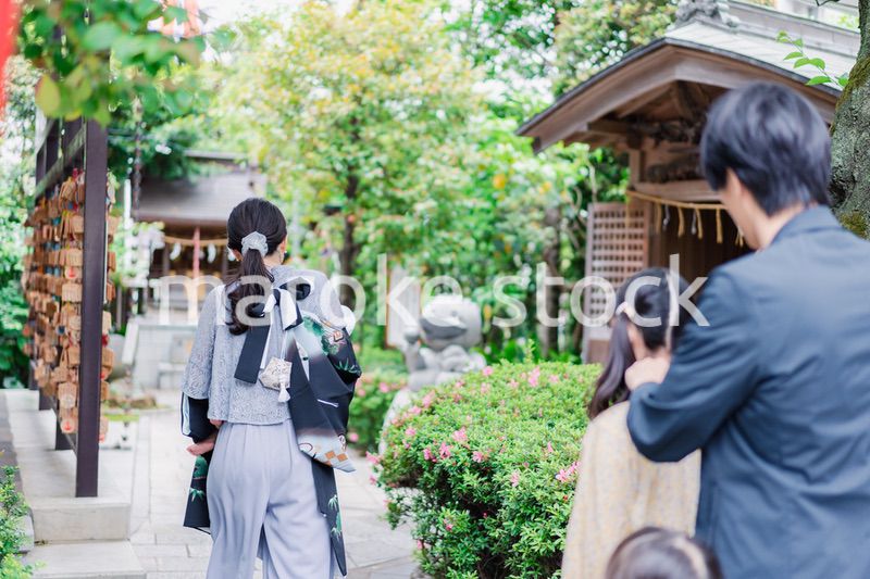 赤ちゃんとお宮参りをする家族