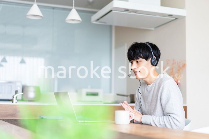 自宅でリモートワークをする男性