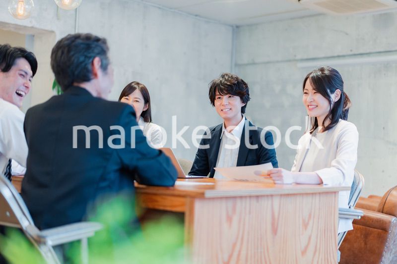 笑顔で会議をするビジネスパーソン