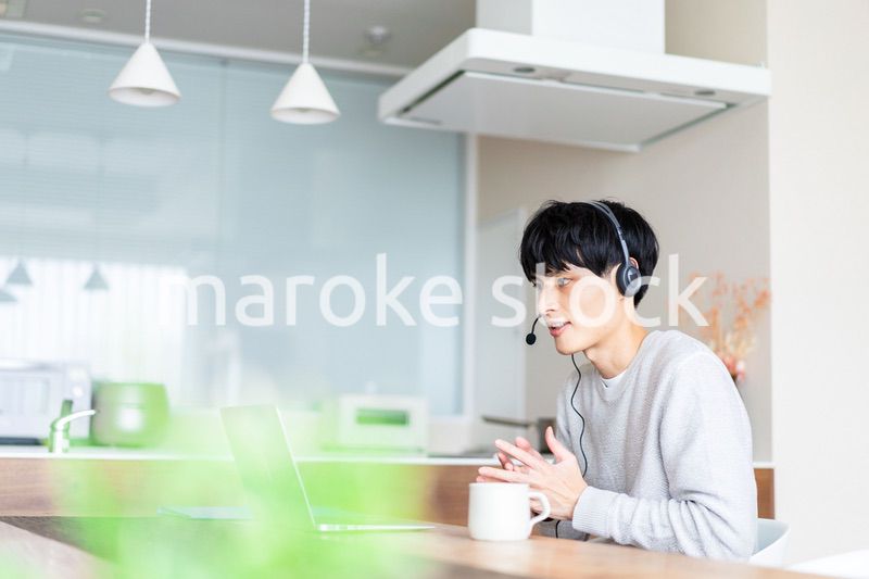 自宅でリモートワークをする男性