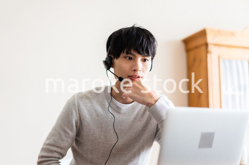 自宅でリモートワークをする男性