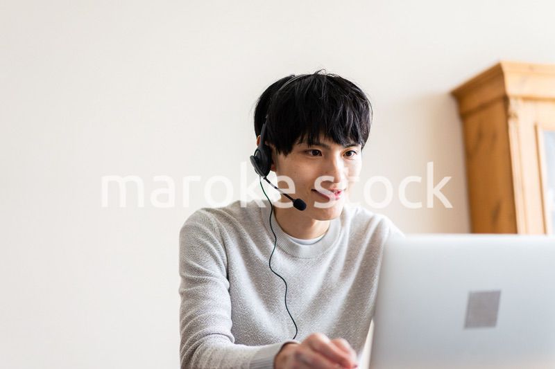 自宅でリモートワークをする男性