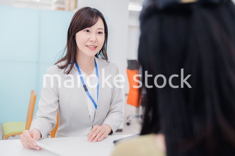 窓口で対応をする女性