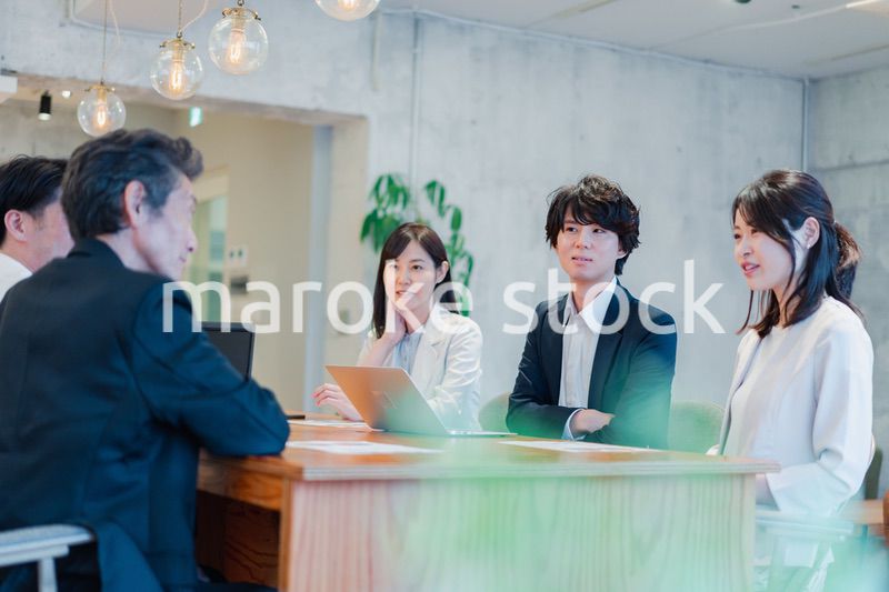 笑顔で会議をするビジネスパーソン