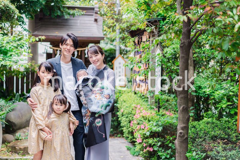 赤ちゃんとお宮参りをする家族