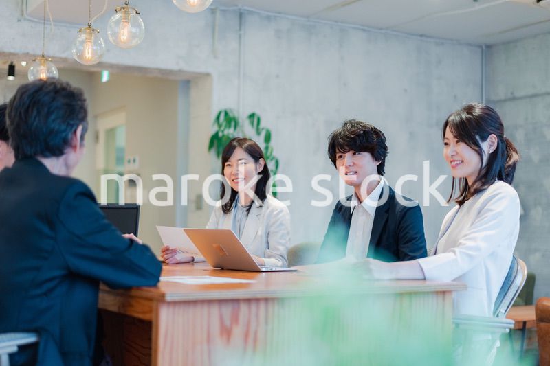 笑顔で会議をするビジネスパーソン