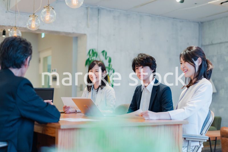 笑顔で会議をするビジネスパーソン