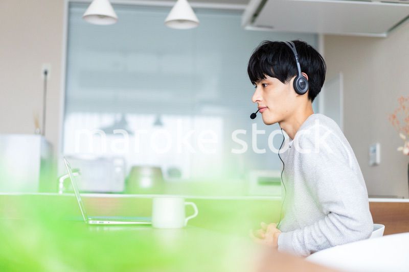 自宅でリモートワークをする男性