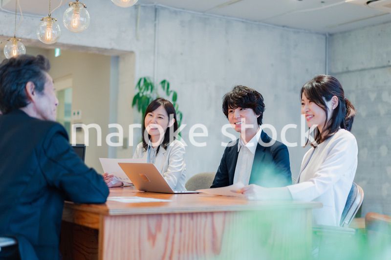 笑顔で会議をするビジネスパーソン