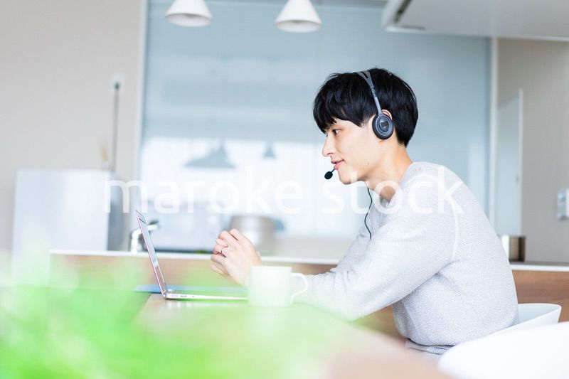 自宅でリモートワークをする男性