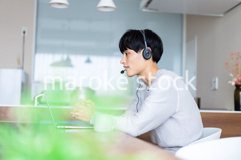 自宅でリモートワークをする男性