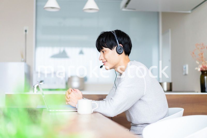 自宅でリモートワークをする男性