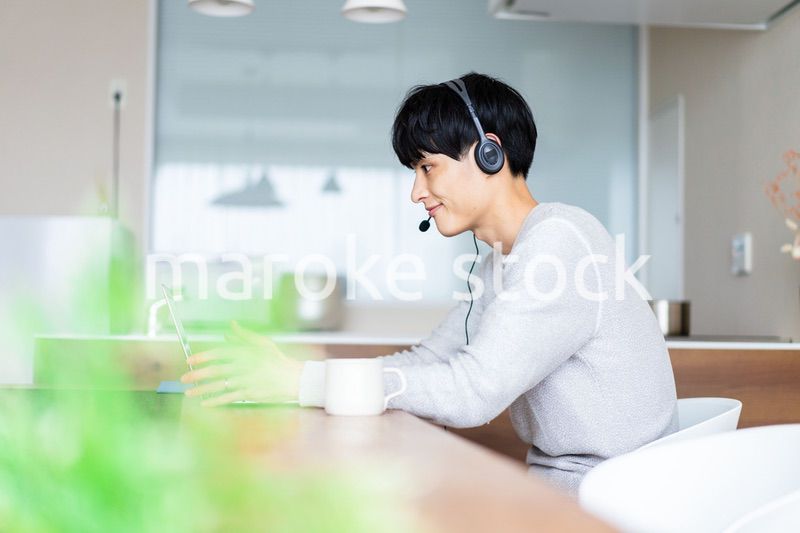 自宅でリモートワークをする男性