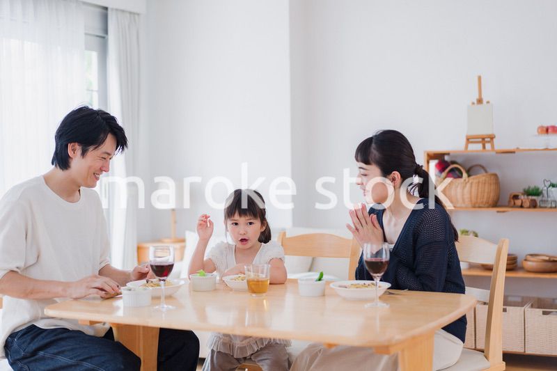 みんなで「いただきます」の挨拶をする家族