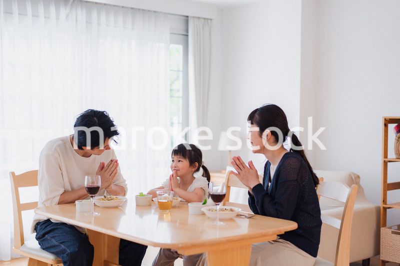 みんなで「いただきます」の挨拶をする家族