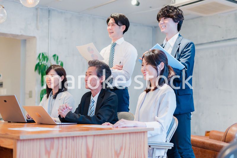 プレゼンテーションを見るオフィスワーカー