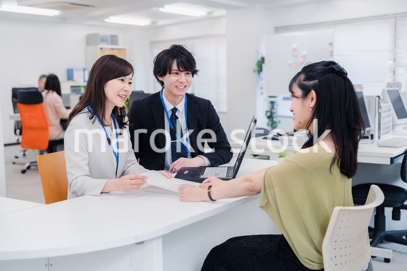 オフィスで楽しく働くビジネスパーソン