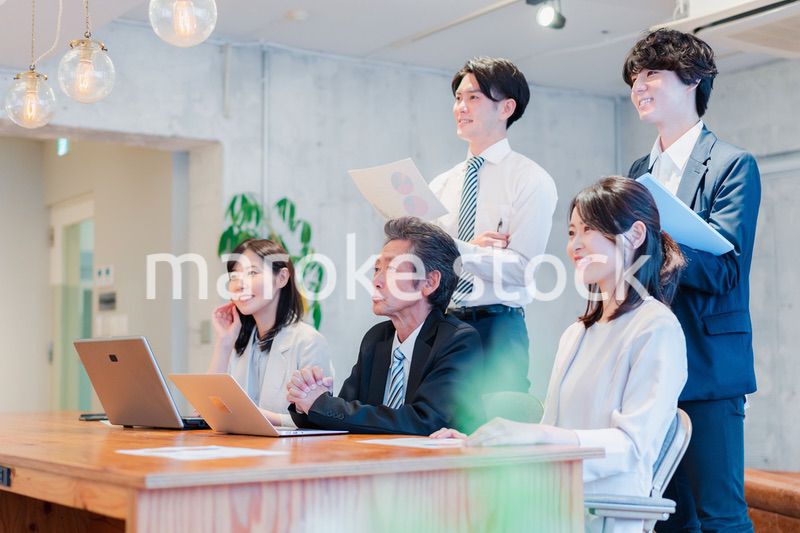 プレゼンテーションを見るオフィスワーカー