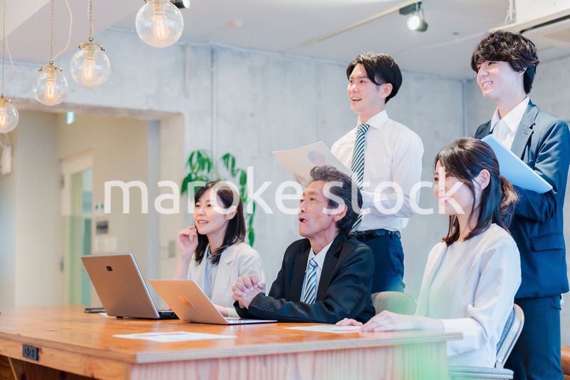 プレゼンテーションを見るオフィスワーカー