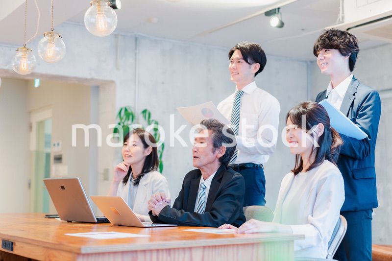 プレゼンテーションを見るオフィスワーカー