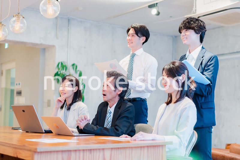 プレゼンテーションを見るオフィスワーカー