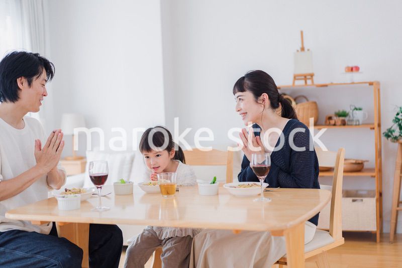 みんなで「いただきます」の挨拶をする家族